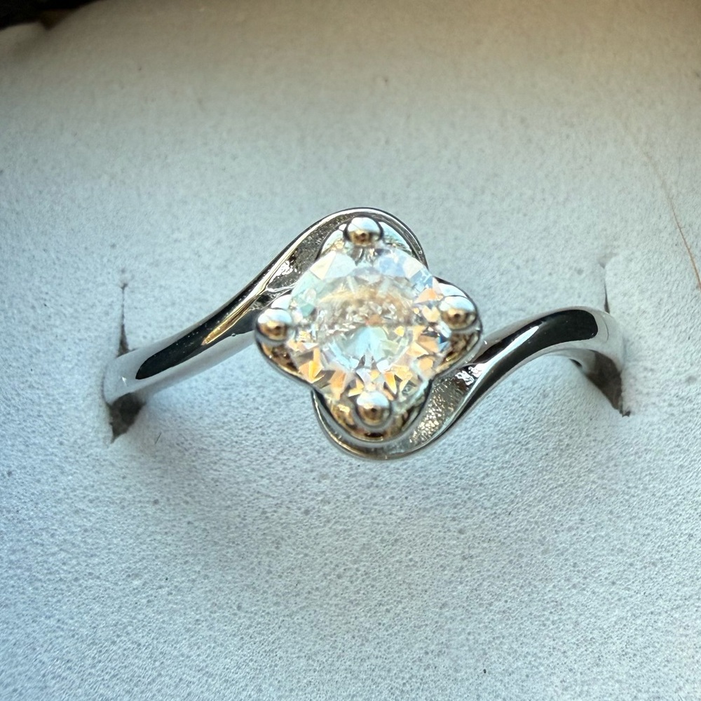 NWT Pretty Bird Jewelry white gold plated solitaire ring 7.75